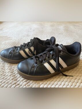 adidas Cloudfoam Black Sneakers with White Stripes men’s sz 7.5 / Women’s sz 9